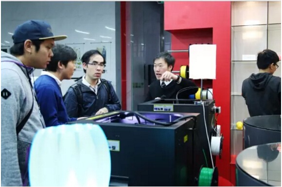 天威工作人员在为学生介绍Colido 3D打印机