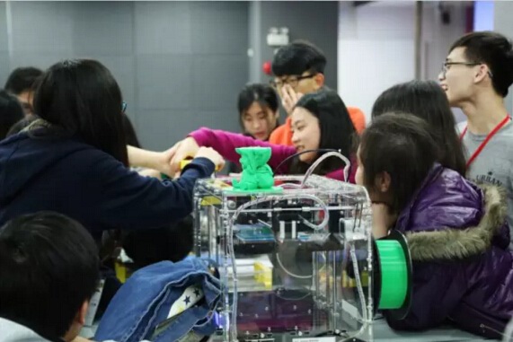 学生动手实践组装DIY 3D打印