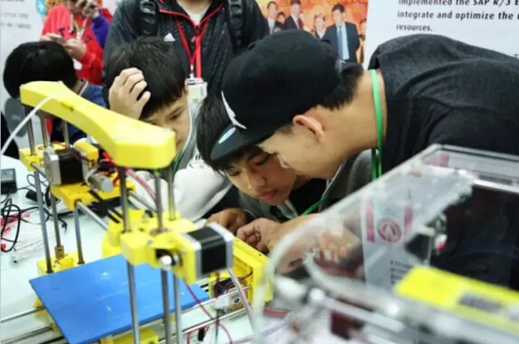 学生动手实践组装DIY 3D打印